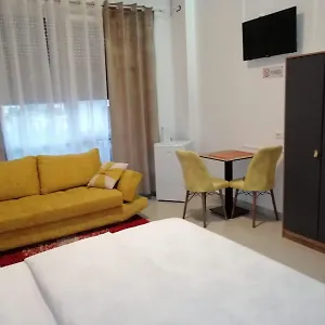 Isabel , Tirana Albanien